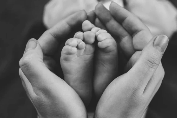 Крупный План Маленьких Ножках Новорожденного Ребенка Черно Белый — стоковое фото