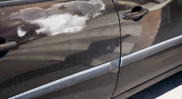 Zamknąć na uszkodzony lakier w samochodzie — Zdjęcie stockowe