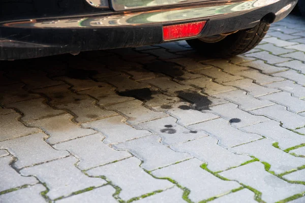 Öl aus altem Auto ausgetreten lizenzfreie Stockfotos