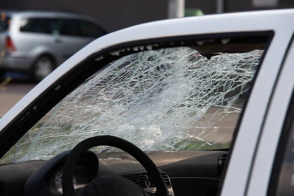 Машина после аварии, после пешеходного удара — стоковое фото