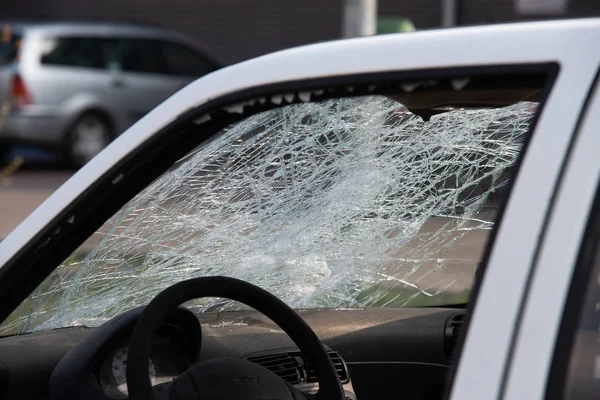 Auto nach Unfall, nachdem Fußgänger angefahren wurde lizenzfreie Stockfotos