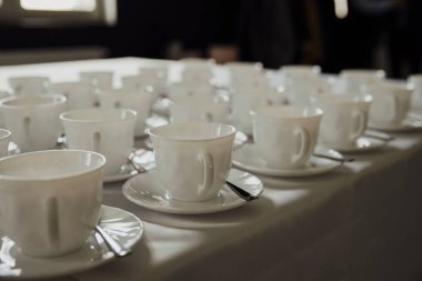 Lokantada kahve fincanları