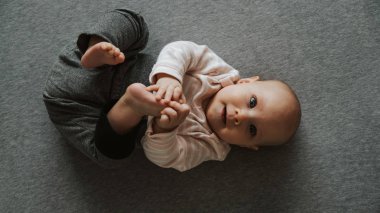 yenidoğan germe kollar ve bacaklar katta, üst görünümü