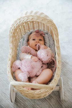 bir oyuncak hasır arabası yenidoğan, üst görünümü