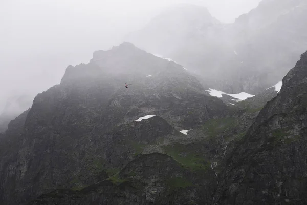 Helicóptero de rescate en las montañas, niebla pesada, Tatra —  Fotos de Stock