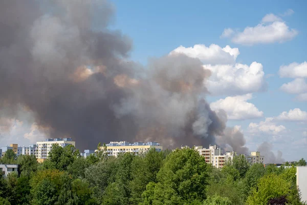 Rauch über der Stadt, Feuer in der Metropole lizenzfreie Stockfotos