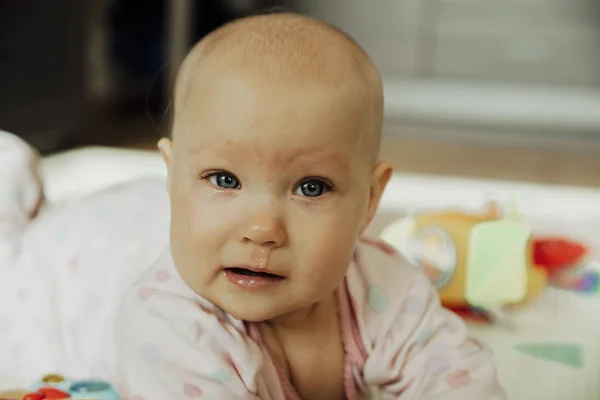 The first cold in a young child, crying, glass eyes, illness — Stock Photo, Image