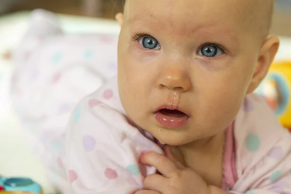 The first cold in a young child, crying, glass eyes, illness — Stock Photo, Image