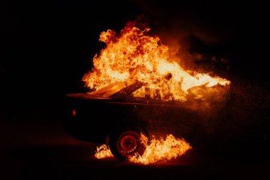 Siyasi protestolar, caddelerde yanan arabalar.
