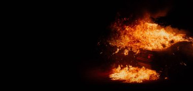 Siyasi protestolar, caddelerde yanan arabalar.