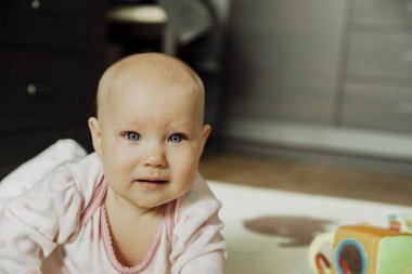 Küçük bir çocuktaki ilk soğuk algınlığı, ağlama, cam gözler, hastalık.