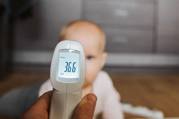 Měření teploty u dítěte, nemoc, 36.6 — Stock fotografie