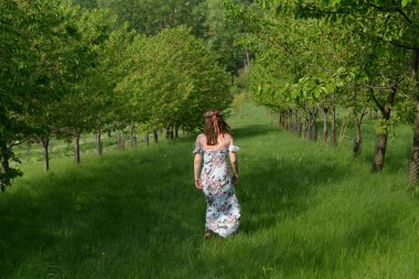 Meyve bahçesindeki Slav kadın