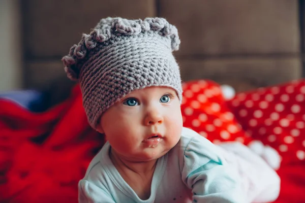 Kindermode-hand-en-klare wollen hoed — Stockfoto