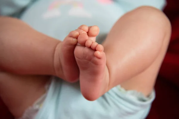 Close seup on the feet of a newborn baby — стоковое фото