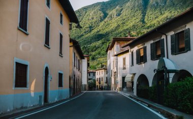 İtalya 'da Iseo Gölü' nde Lobardiya 'da araba kullanmak.