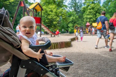 Çocuk parkında küçük bir çocuk.