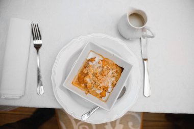 vegan elma ile badem altında bir kırıntı fırın glutensiz,