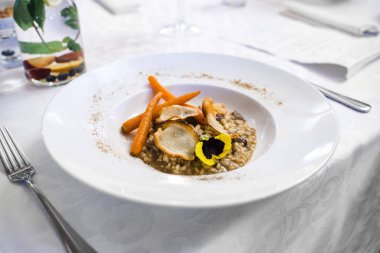 Yaban mantarlı vegan glütensiz risotto, jöleli havuç, p