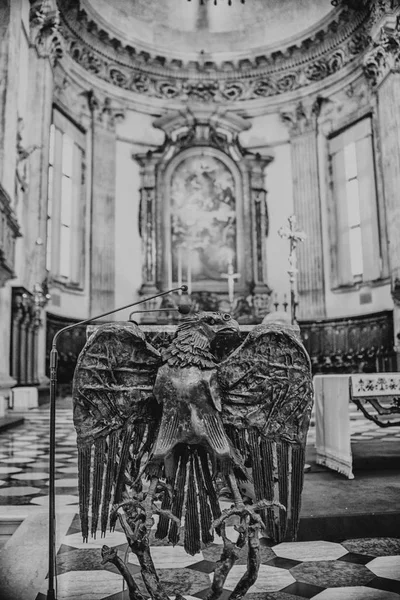 06 de agosto de 2017, Brescia, Italia, dentro de la antigua catedral Brescia —  Fotos de Stock