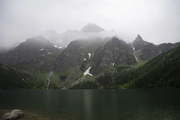 Вид на горы Татры с Морских Око, Польша, сильный туман — стоковое фото