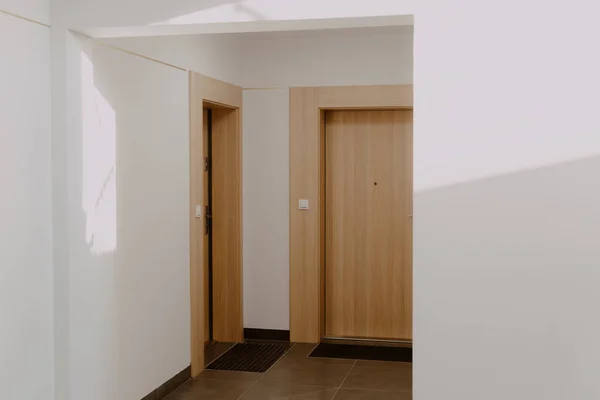 Corridor in the building with door to the flat — Stock Photo, Image