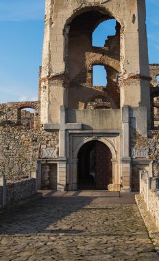 Polonya 'nın Swietokrzyskie kentindeki Krzyztopor kalesinin tarihi kalıntıları