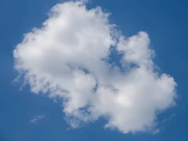 Uma nuvem no céu azul — Fotografia de Stock