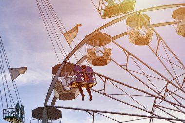 Lunapark 'ta eğlence, lunapark treninde insanlar ve büyük tekerlek, 