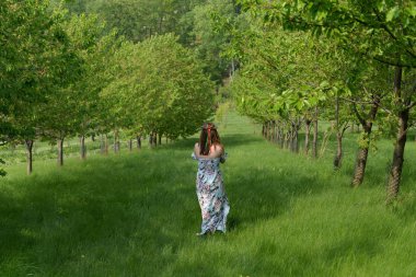 Meyve bahçesindeki Slav kadın