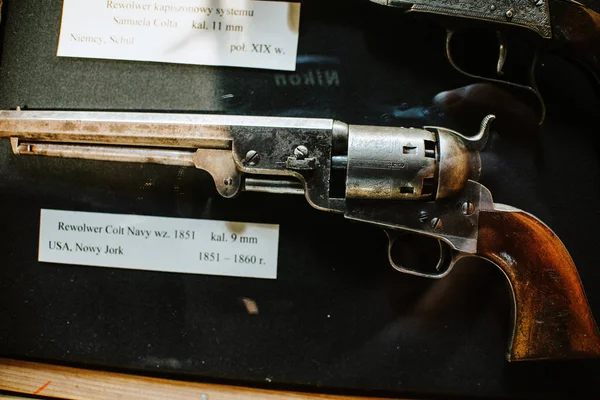 25-juin-2017 gros plan sur Revolver Colt Navy des États-Unis 1851-1860 sur le musée des armes de Wroclaw, Pologne — Photo