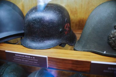 25-Haziran-2017 Wroclaw, Polonya silah müzesinde Alman Kaskı'na yakın