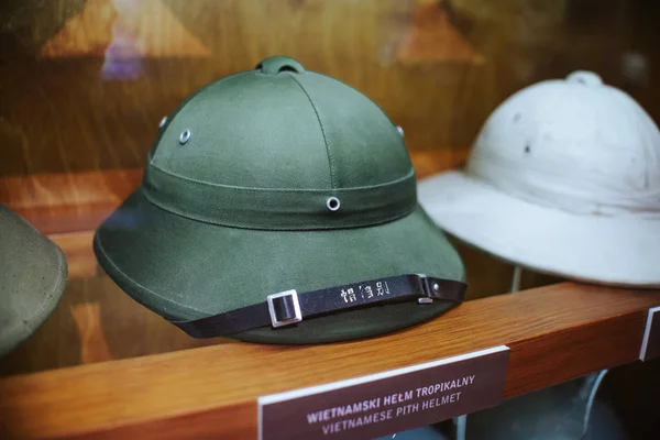 25-juin-2017 Gros plan sur le casque Pith vietnamien au musée des armes de Wroclaw, en Pologne — Photo