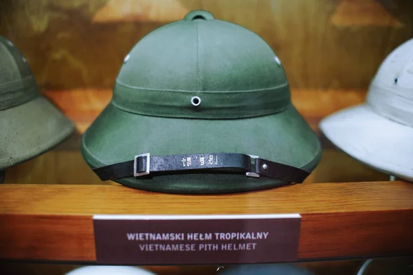 25-juni-2017 close-up op Vietnamese Pith helm op wapen Museum in Wroclaw, Polen — Stockfoto