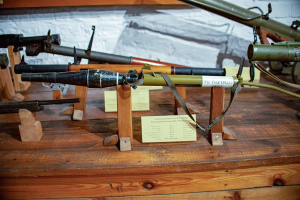 25-2017 年 6 月 25 日在波兰弗罗茨瓦夫武器博物馆的反坦克榴弹发射器 Rpg 76 komar（蚊子）特写 — 图库照片
