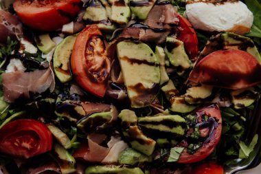 Füme somon ve balzamik sirke salatası