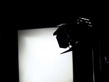 beyaz arka plan ve tripod üzerinde stüdyo flaş