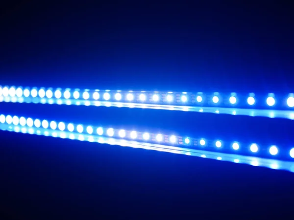 Close-up em luz LED azul em fundo preto — Fotografia de Stock