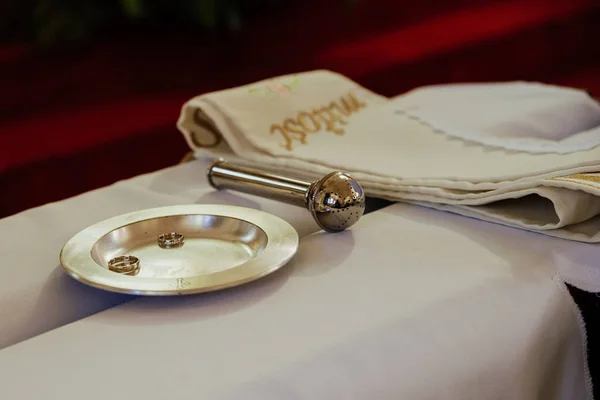 Close-up of wedding rings before the wedding sacrament — Stock Photo, Image