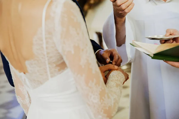 Het jonge paar zet op ringen tijdens de bruiloft — Stockfoto