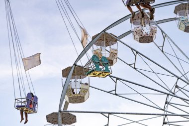 Lunapark 'ta eğlence, lunapark treninde insanlar ve büyük tekerlek