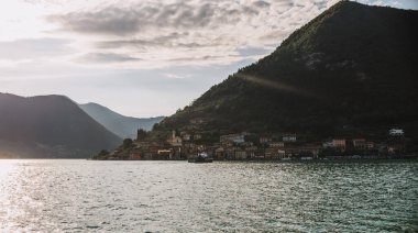 Lombardy, İtalya 'daki Iseo Gölü manzarası