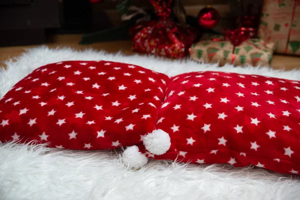 Travesseiro para fundo e a árvore de Natal e presentes — Fotografia de Stock