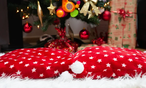 背景に枕とクリスマスツリーと贈り物 — ストック写真