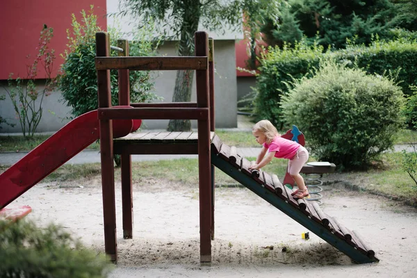 Bambina Che Gioca Nel Parco Giochi Bambini — Foto Stock