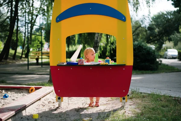 Bambina Che Gioca Nel Parco Giochi Bambini — Foto Stock