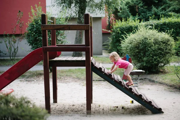 Mädchen Spielt Auf Dem Kinderspielplatz Stockbild