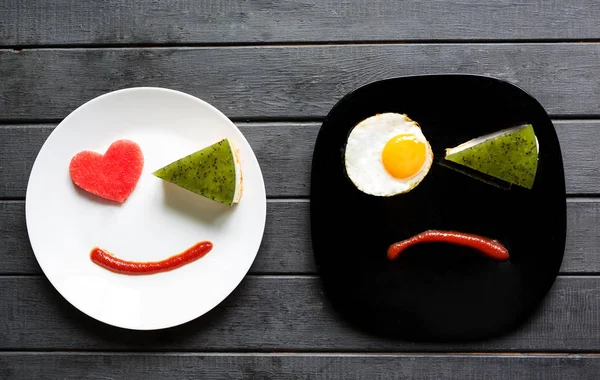 Souriez pour un petit déjeuner sucré avec amour. Des émotions différentes. Les gens — Photo