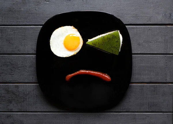 Lächeln für ein süßes Frühstück mit Liebe. Unterschiedliche Emotionen. Menschen — Stockfoto