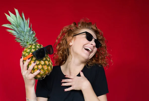 Červenovlasá beta v černém tričku s potiskem srdce — Stock fotografie